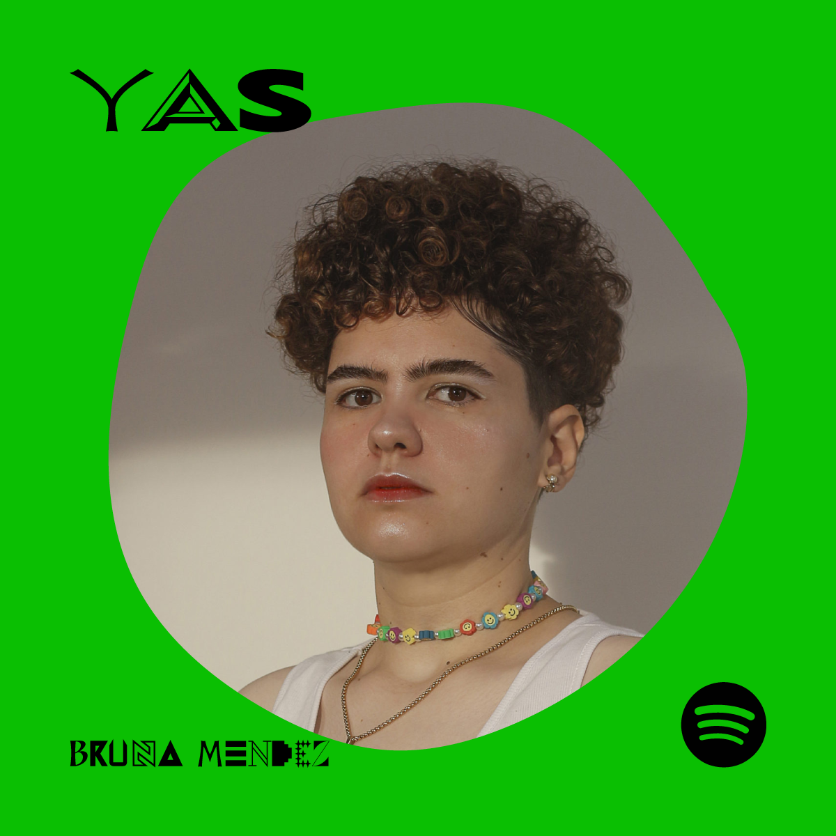 Mockup da identidade visual YAS em interface de aplicativo de música